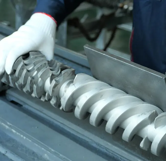 Miks ilmuvad ekstruuderis korduvalt mustad jooned? See artikkel õpetab teile, kuidas kiiresti kindlaks teha, kas selle põhjuseks on tünni või kruvi probleem.